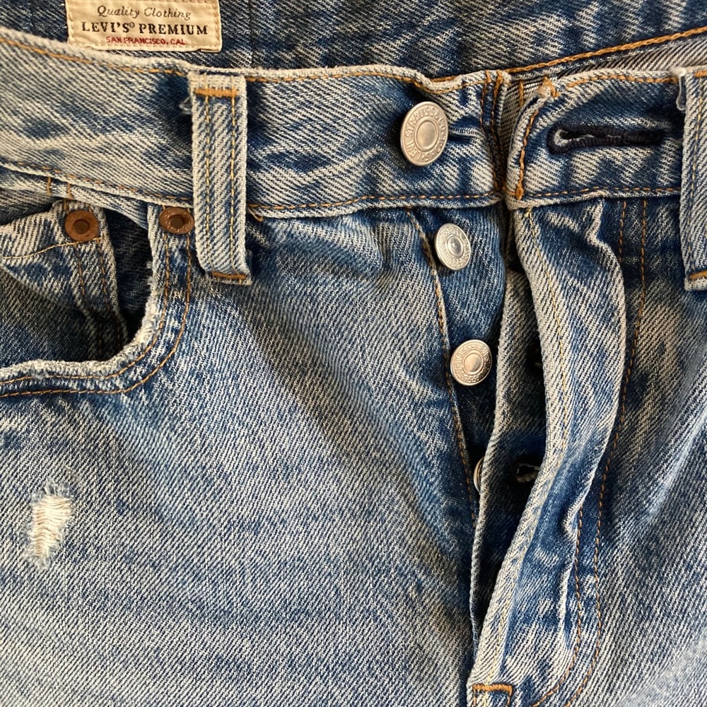 LEVI’S 501 ripped LIKE NEW!